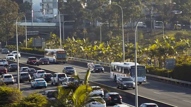 公共汽车和汽车离开城市视频下载