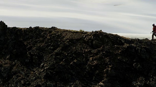 美国阿拉斯加，男性登山者的天线视频素材