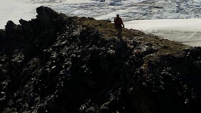 美国阿拉斯加，男性登山者的天线视频素材