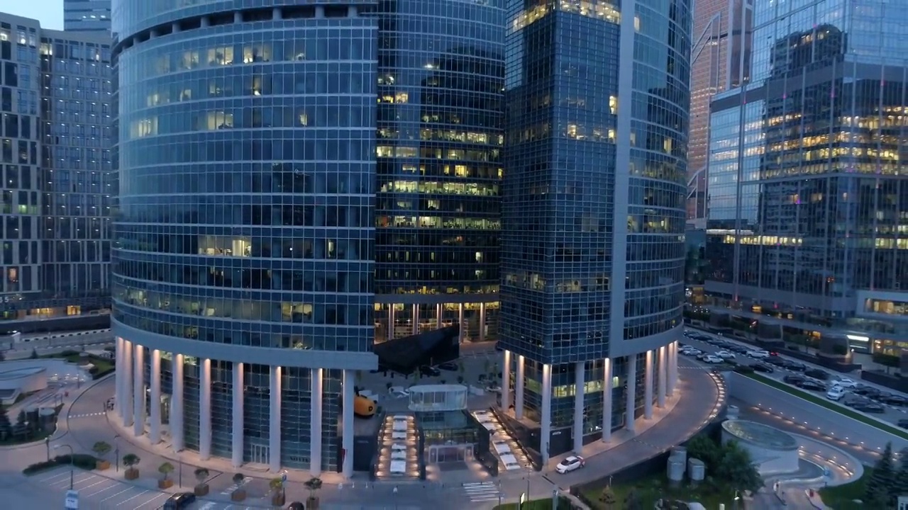 摩天大楼夜景鸟瞰图。工作到很晚的概念。4 k视频素材