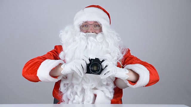 圣诞老人用旧相机拍照，每秒50帧视频下载