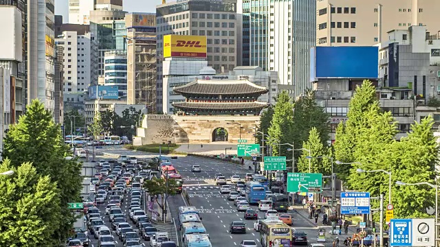 城市景观及韩国第一国宝——南大门(也称南大门)视频素材