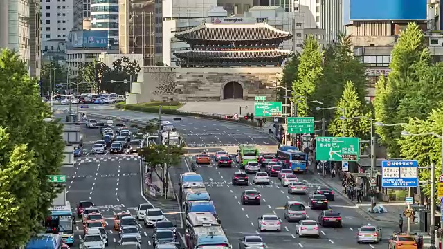 行车观及韩国首个国宝——新门(也称南大门)视频素材