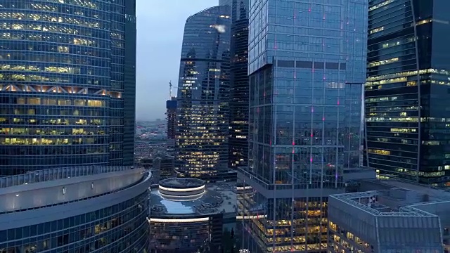 市中心摩天大楼的迷人景色。摩天大楼，晚上的办公室。4 k。视频素材