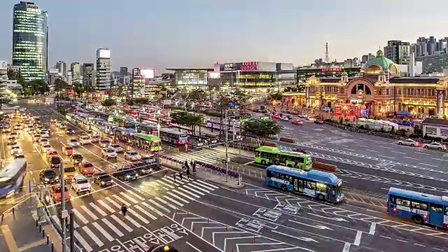 从白天到晚上的交通情况来看，首尔车站前的公交转接站视频素材