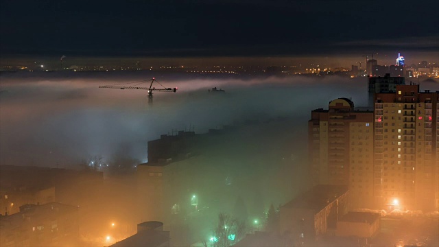 雾笼罩着夜晚的城市。延时视频下载