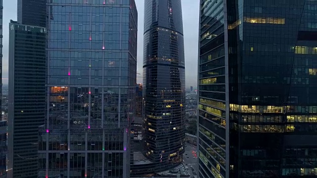 夜晚摩天大楼的壮观景色。4 k。视频素材