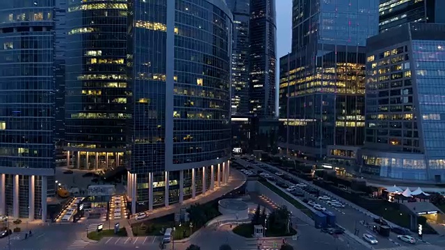 午夜摩天大楼的鸟瞰图。业务办公室的窗户。视频素材