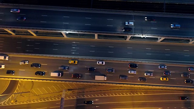 夜间高速公路上的交通。空中,4 k。视频素材