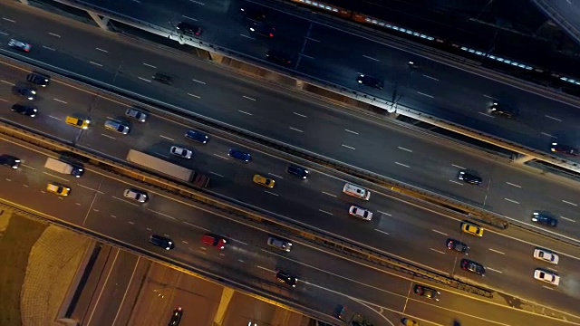 夜间高速公路上，车辆经过。密集的道路交通。视频素材