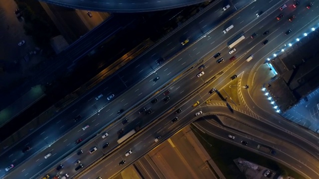 夜间高速公路上的十字路口系统。从以上观点。视频素材