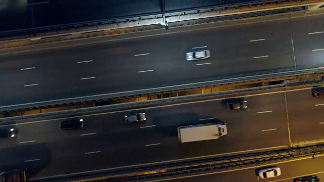 夜间高速公路上的十字路口。从以上观点。视频素材
