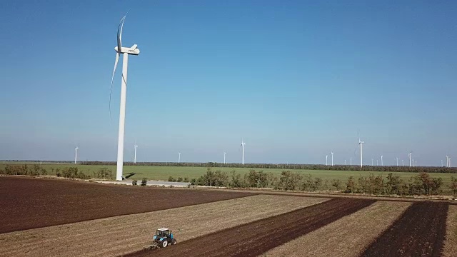 航拍的风力涡轮机视频素材