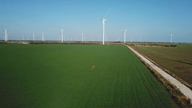 无人机拍摄风力涡轮机视频素材