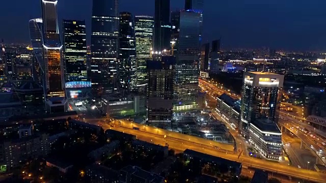 惊人的无人机拍摄的莫斯科城市的夜晚。视频素材