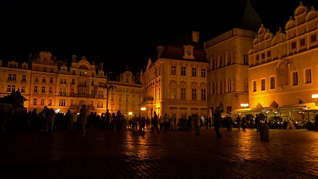 夜晚在布拉格老城广场上走动的人们视频素材