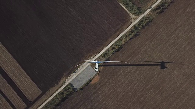 航拍风力涡轮机视频素材