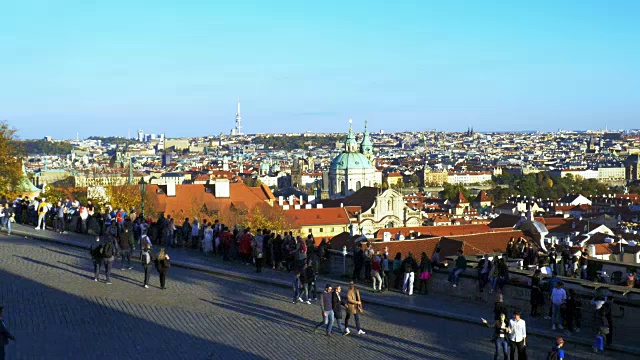 从赫拉德卡尼看布拉格的地平线和圣尼古拉斯教堂视频下载
