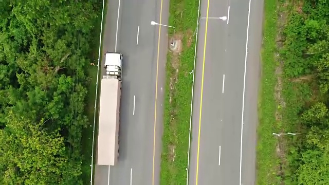 空中拍摄的卡车驾驶视频素材