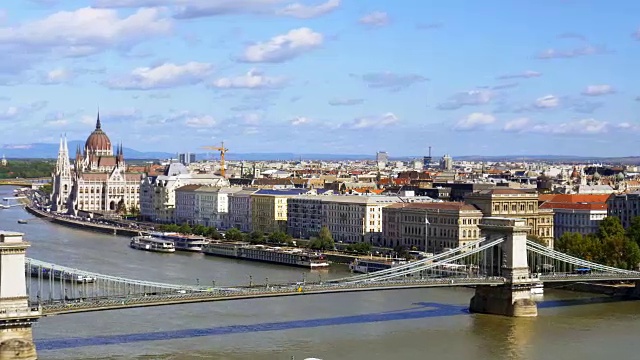 布达佩斯的铁链桥和佩斯河畔视频下载