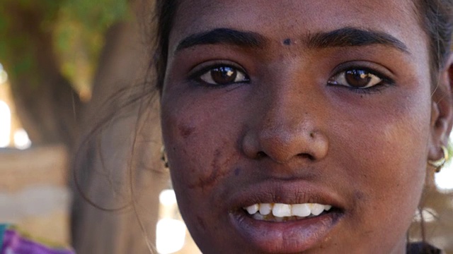 印度一个身材矮小的漂亮女人视频素材
