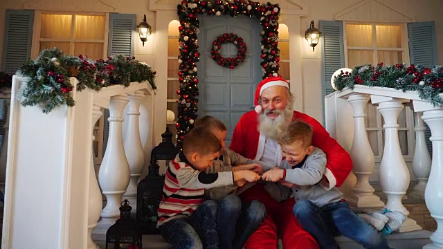 淘气的男孩从圣诞老人那里拿走礼物视频下载