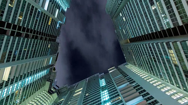 马来西亚公寓大楼晚上的时间流逝，倾斜。视频素材