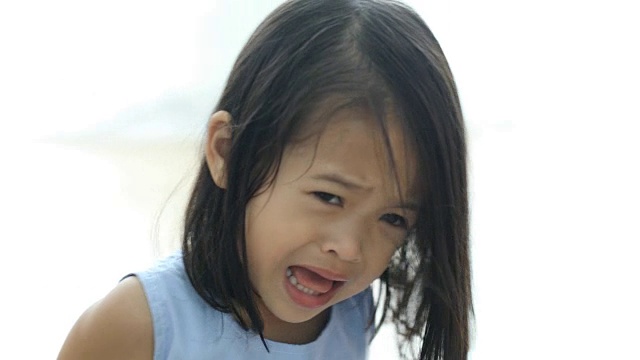 在房子里哭泣的亚洲小女孩的肖像视频购买