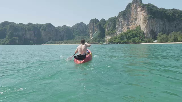4K超高清:划皮划艇返回海岸视频素材