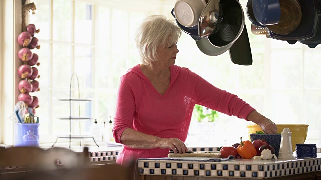 微软资深女性在做饭时使用她的数字平板电脑视频素材