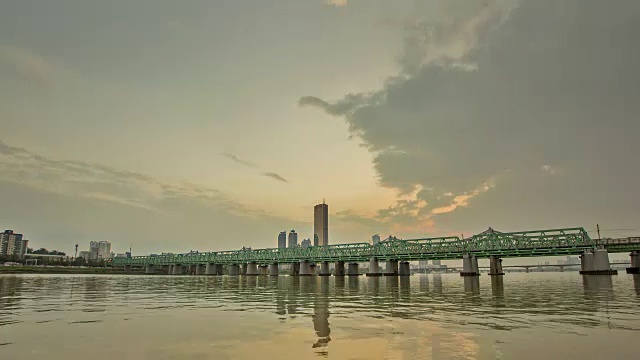 从白天到夜晚，韩江附近的汉江大桥和63号大楼(2009年之前韩国最高的摩天大楼)在汝矣岛视频素材