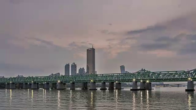 汉江cheolgyo大桥和63号大楼(2009年之前韩国最高的摩天大楼)视频素材
