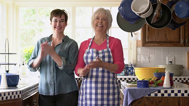 母亲和成年的女儿在做饭后一起擦手视频下载