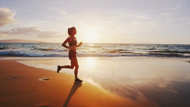 在海滩上跑步的女人视频下载