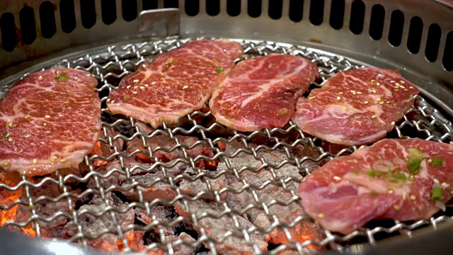 4K时间推移日式烧烤牛肉在Yakiniku餐厅。视频下载