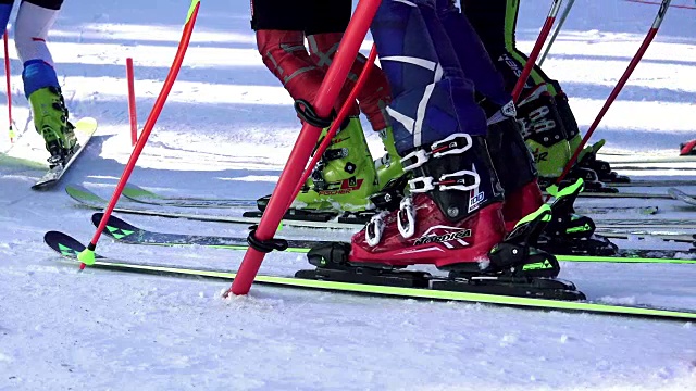 滑雪者排队滑雪缆车，4k低角度视频素材