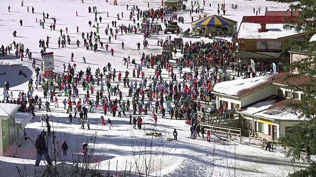班斯科世界杯滑雪胜地的人群，4k航拍视频素材