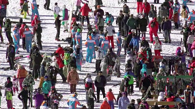 航拍游客在阿尔卑斯山滑雪胜地滑雪视频素材