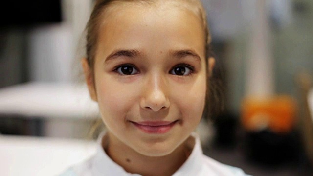 快乐的微笑美丽的十来岁的女孩在学校教室的脸肖像视频素材