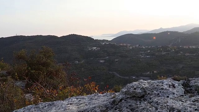 秋天，男徒步者攀登岩石俯瞰山谷视频素材