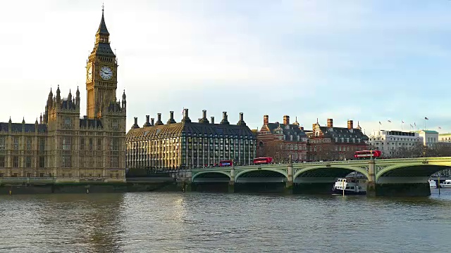 英国伦敦的国会大厦、大本钟和威斯敏斯特桥视频下载