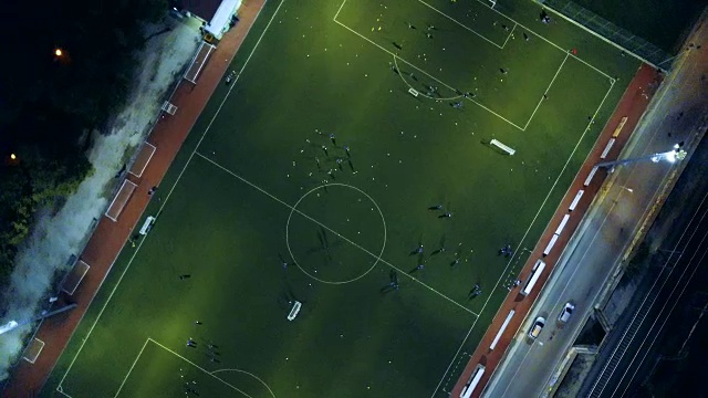 足球场在夜间鸟瞰图视频素材