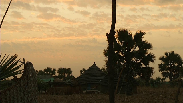 乡村和小屋的日落/ Gogrial/南苏丹视频素材