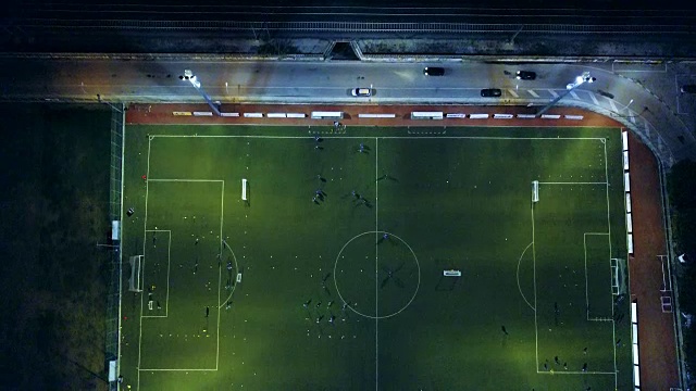 足球场在夜间鸟瞰图视频素材