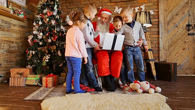 圣诞老人把孩子们的愿望写在笔记本电脑上视频素材