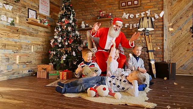 学校里的孩子和圣诞老人嬉戏视频素材