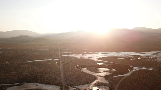 日出时分加利福尼亚荒野的土路视频素材