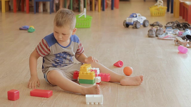 男孩建立玩具。宝宝完成积木游戏视频下载