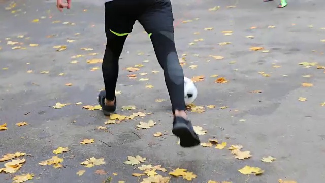一个人带球朝球门跑去视频素材