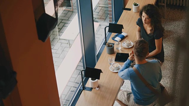高角度的年轻夫妇在咖啡馆视频素材